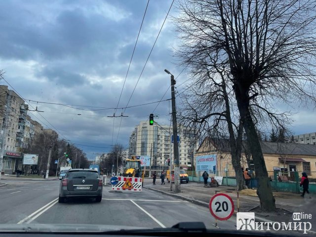 На перехресті Перемоги і Домбровського у Житомирі - ремонтні роботи. ФОТО