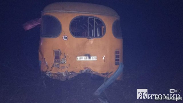 На автодорозі Шепетівка-Чуднів-Бердичів водій легковика врізався в автобус. ФОТО