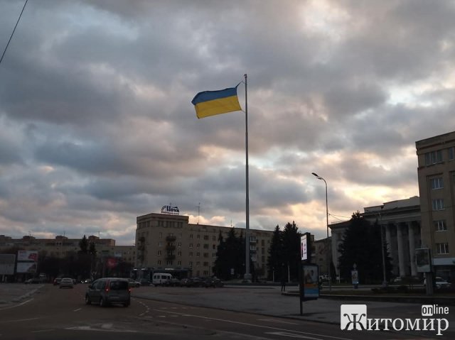 "Зимовий" варіант прапору на майдані Соборному в Житомирі - розірваний. ФОТО