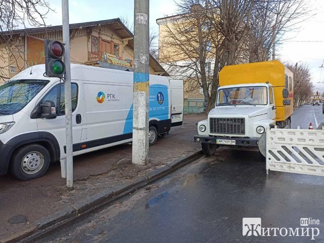 На перехресті Перемоги – Домбровського в Житомирі утворилась тріщина. ФОТО