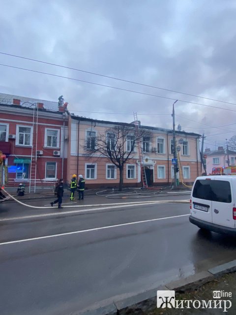 Через пожежу в центрі Житомира рух громадського транспорту обмежений, тролейбуси не курсують. ФОТО