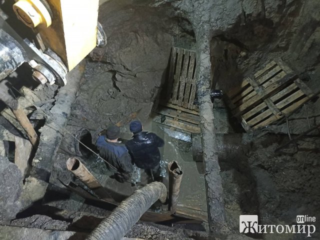 У Житомирі третю добу ліквідовують аварію на колекторі: проблем додав газопровід. ФОТО