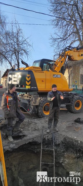 У Житомирі третю добу ліквідовують аварію на колекторі: проблем додав газопровід. ФОТО