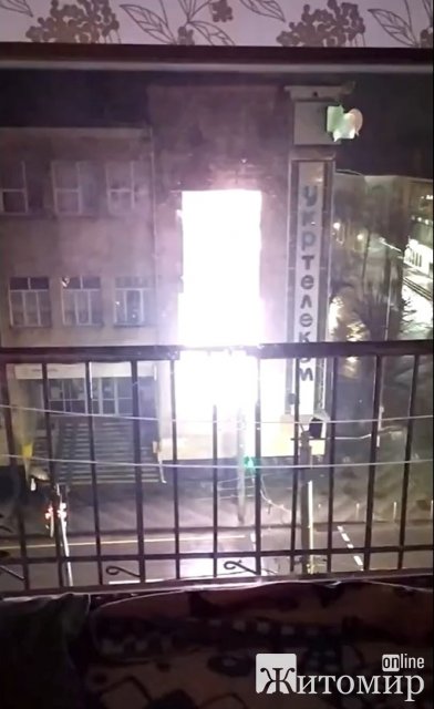 Житомиряни продовжують скаржитись на яскравий LED-екран по вулиці Київській. ФОТО