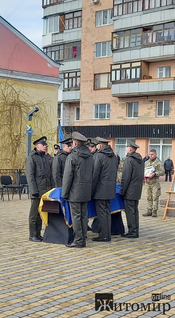 У центрі Коростеня відбулося прощання із десантником Ігорем Тичиною, який помер від кулі снайпера. ФОТО