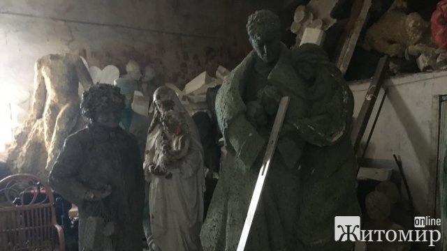 Скульптор з Коростишева робить фігури з пінопласту за власною технологією. ВІДЕО. ФОТО