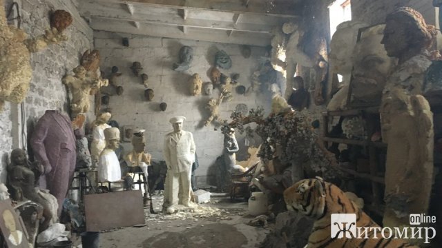 Скульптор з Коростишева робить фігури з пінопласту за власною технологією. ВІДЕО. ФОТО