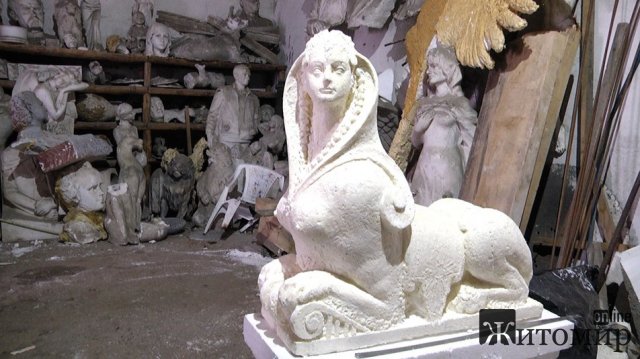 Скульптор з Коростишева робить фігури з пінопласту за власною технологією. ВІДЕО. ФОТО