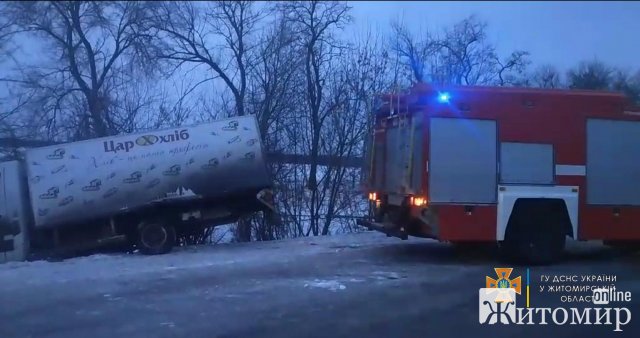 На дорозі в Житомирській області хлібовоз злетів у канаву. ФОТО