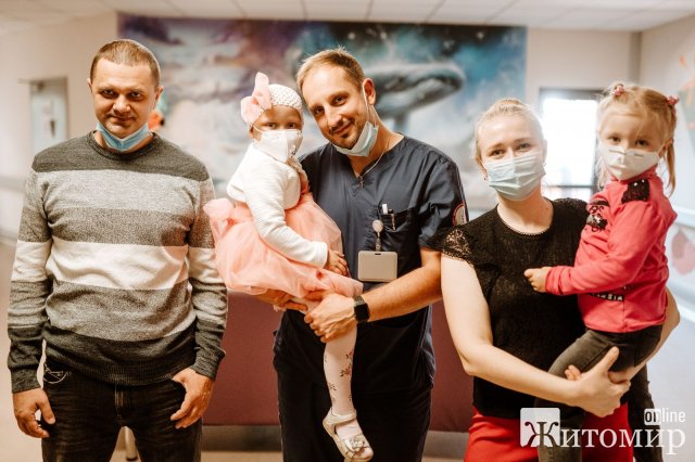«Когда после "химий" доченьку подготовили к пересадке костного мозга, выяснилось, что донор заболел ковидом»: 3-летнюю Таю от лейкоза спасали в «Охматдете»