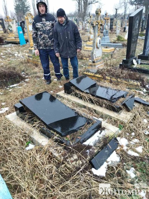 У місті на Житомирщині буревій повалив пам’ятники на кладовищі. ФОТО