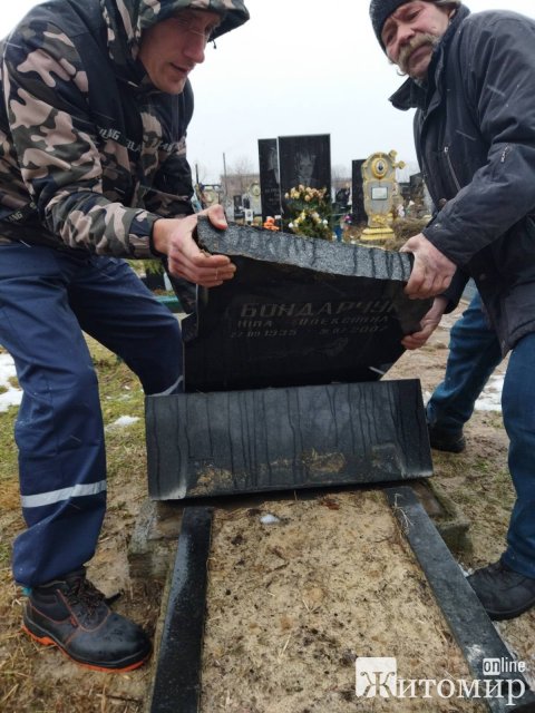 У місті на Житомирщині буревій повалив пам’ятники на кладовищі. ФОТО
