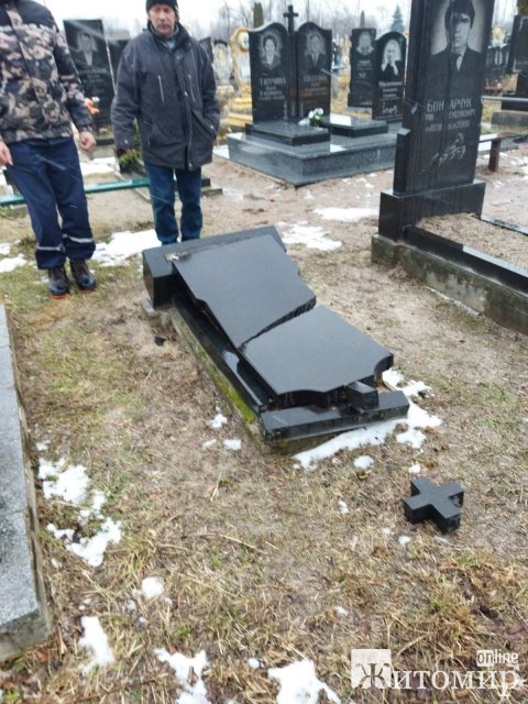 У місті на Житомирщині буревій повалив пам’ятники на кладовищі. ФОТО