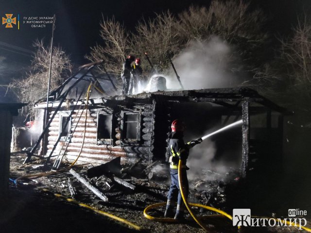 У селі на Житомирщині під час ліквідації пожежі рятувальники виявили тіла жінки та дитини. ФОТО