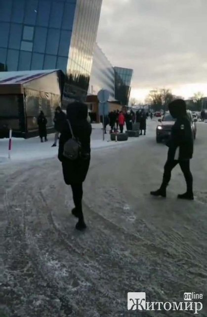 У Житомирі знову "замінували" два торгових центри. ФОТО