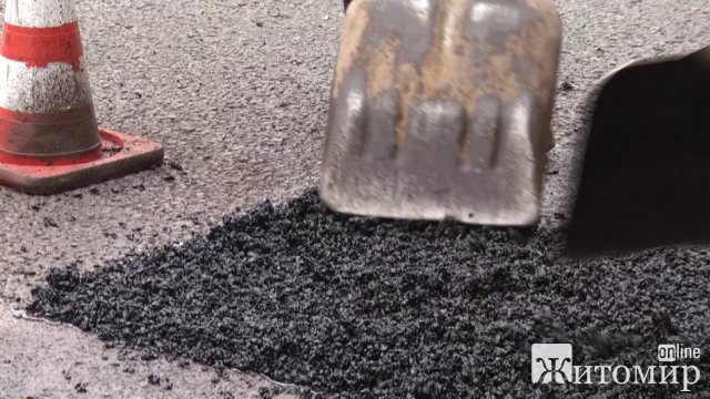 На трасі Київ – Чоп у Житомирській області розпочали ремонтні роботи з ліквідації вибоїн. ФОТО