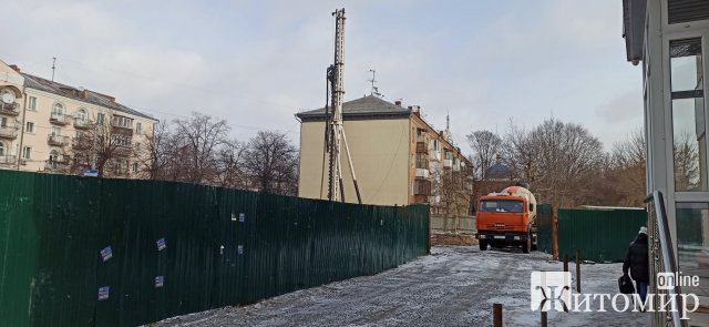 Через будівництво на вулиці Театральній, 5 в Житомирі в сусідніх будинках з