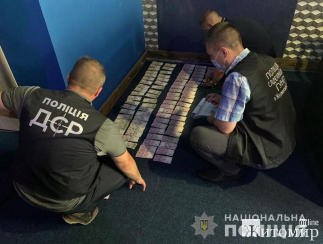 У Бердичеві організаторам, касирам і власниці приміщення, що здавалось в оренду під підпільне казино, повідомили підозри. ФОТО