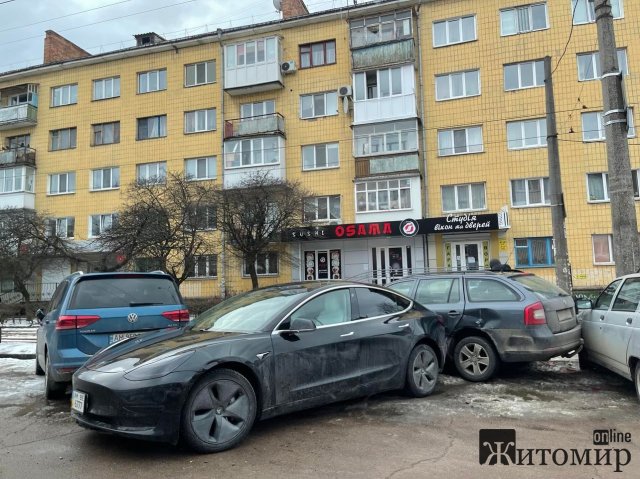 ДТП у Житомирі за участі автомобіля Tesla. ФОТО