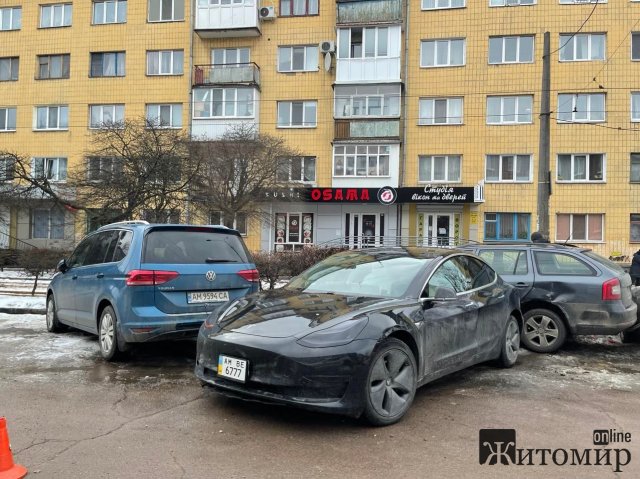 ДТП у Житомирі за участі автомобіля Tesla. ФОТО