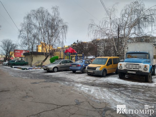 Дитячий майданчик на стоянці в Житомирі. ФОТО