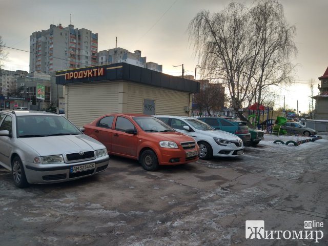 Дитячий майданчик на стоянці в Житомирі. ФОТО