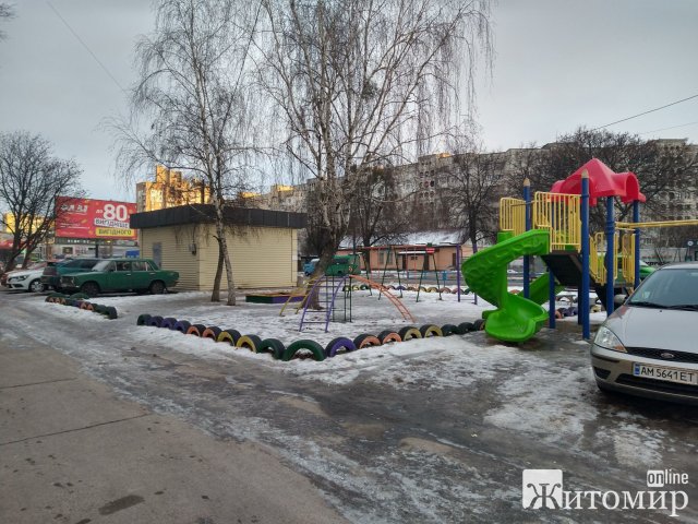 Дитячий майданчик на стоянці в Житомирі. ФОТО