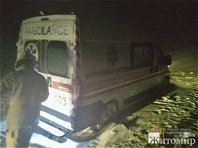 Рятувальники Житомирщини витягували дві "швидкі", які застрягли на узбіччі доріг. ФОТО