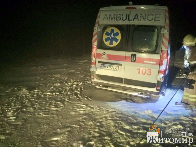 Рятувальники Житомирщини витягували дві "швидкі", які застрягли на узбіччі доріг. ФОТО