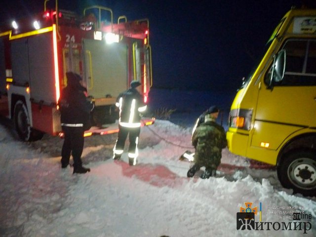 У Житомирській області шкільний автобус з дітьми знесло з сільської дороги в поле. ФОТО