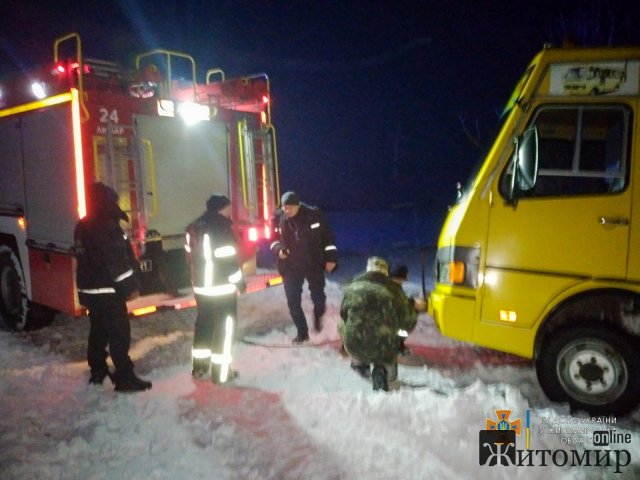 У Житомирській області шкільний автобус з дітьми знесло з сільської дороги в поле. ФОТО
