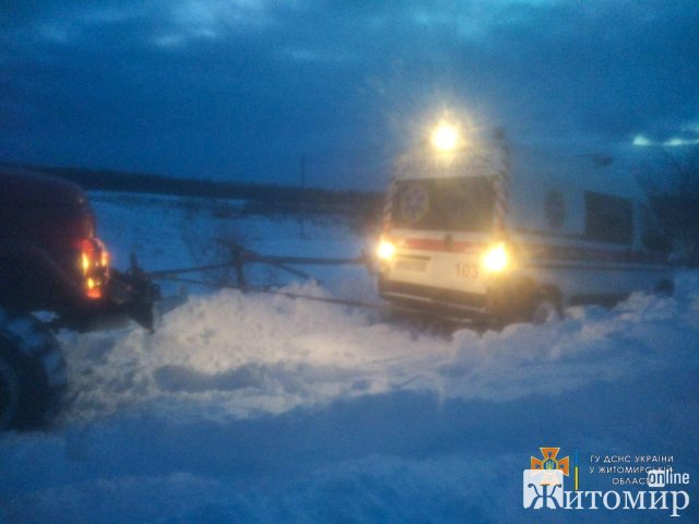 У Житомирській області шкільний автобус з дітьми знесло з сільської дороги в поле. ФОТО