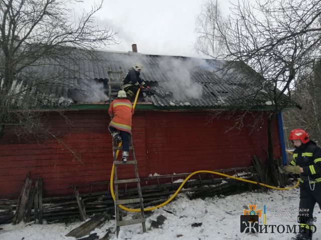 У місті Житомирської області горів будинок, з приміщення рятувальники вивели мешканців. ФОТО