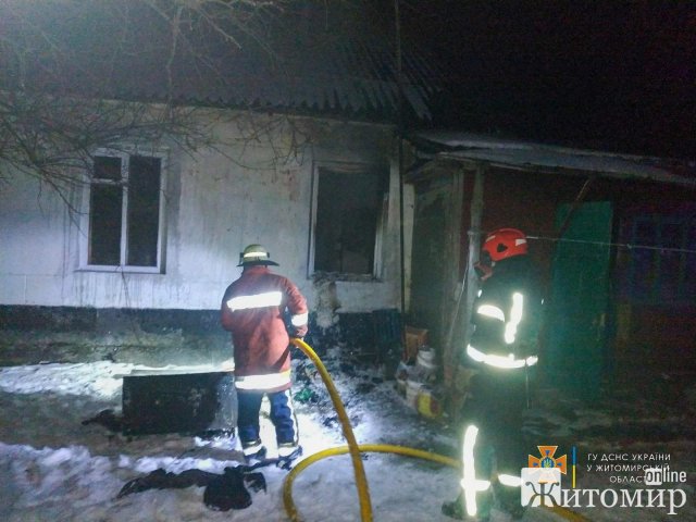 У місті Житомирської області горів будинок, з приміщення рятувальники вивели мешканців. ФОТО