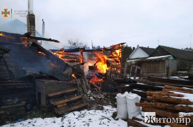 У селищі Новоград-Волинського району горів багатоквартирний будинок, а в Баранівці - господарська будівля. ФОТО