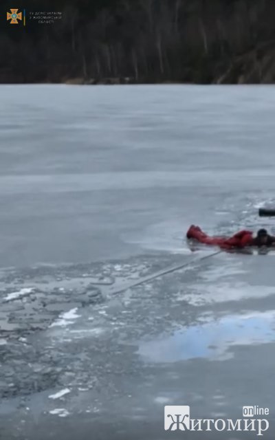 На кар’єрі у Житомирі рибалка провалився під лід: рятувальникам зателефонували підлітки, які проходили повз. ФОТО