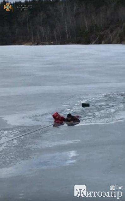 На кар’єрі у Житомирі рибалка провалився під лід: рятувальникам зателефонували підлітки, які проходили повз. ФОТО