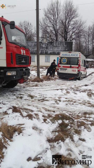 У селі Новоград-Волинського району "швидка", повертаючись з виклику, застрягла у сніговому заметі. ФОТО
