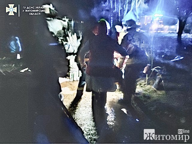 У селі на Житомирщині загорілась шафа біля пічки, пожежні врятували подружжя. ФОТО