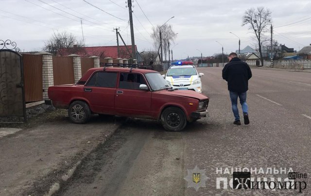 У Житомирському районі ВАЗ врізався у паркан: водій зник, а потім повернувся. ФОТО