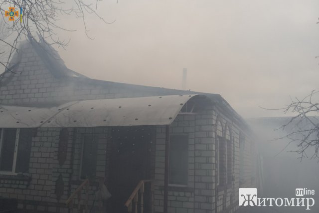 У селі Житомирського району горів будинок: вогонь знищив покрівлю та пошкодив перекриття. ФОТО
