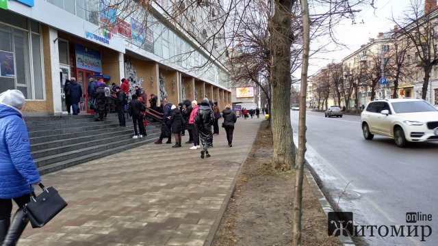 У Житомирі черги біля банкоматів. ФОТО