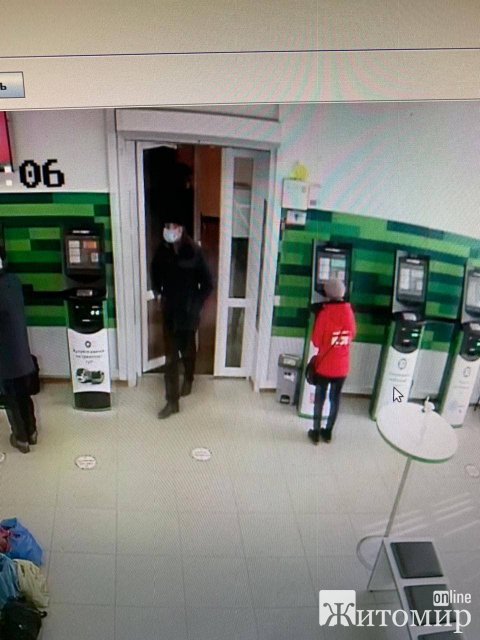 ФОТО чоловіка, який в Бердичеві знімав готівку з карток, що відкриті на території РФ