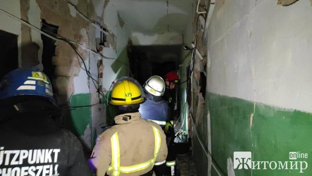 У житомирському гуртожитку, який зазнав авіаудару, рятувальники виявили загиблого. ФОТО