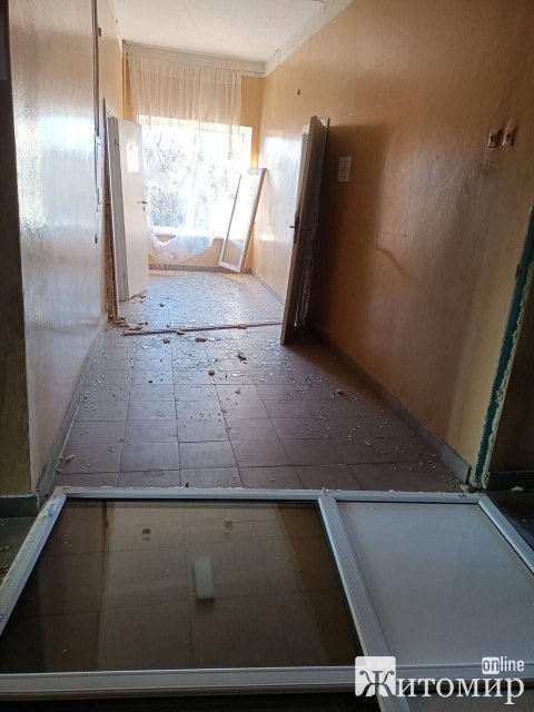 У Житомирі вибуховою хвилею зачепило базу відпочинку, що навпроти водоканалу. ФОТО