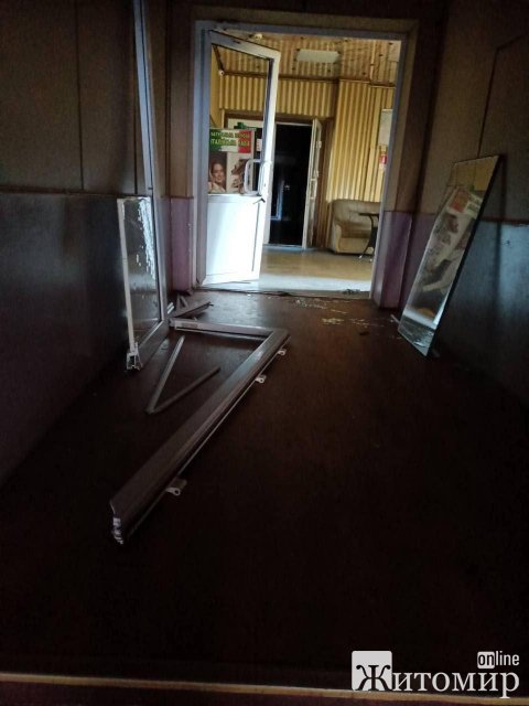 У Житомирі вибуховою хвилею зачепило базу відпочинку, що навпроти водоканалу. ФОТО