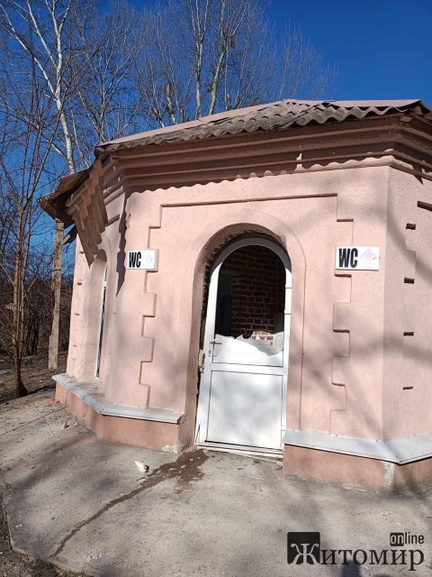У Житомирі вибуховою хвилею зачепило базу відпочинку, що навпроти водоканалу. ФОТО
