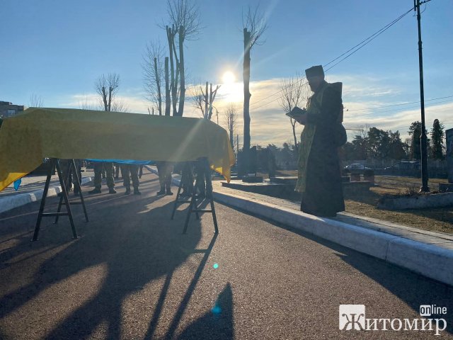 У Житомирі в останню путь провели двох Героїв. ФОТО