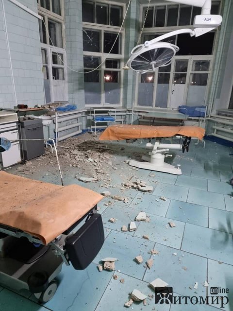 У лікарнях Житомира продовжують ремонтувати вікна, які повилітали після бомбардування. ФОТО