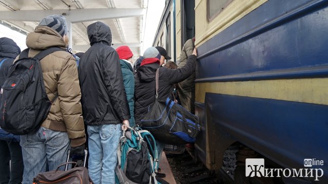 Понад 200 жителів Київщини, що отримали прихисток в Житомирській області, вирушили безкоштовним потягом до Львова. ФОТО